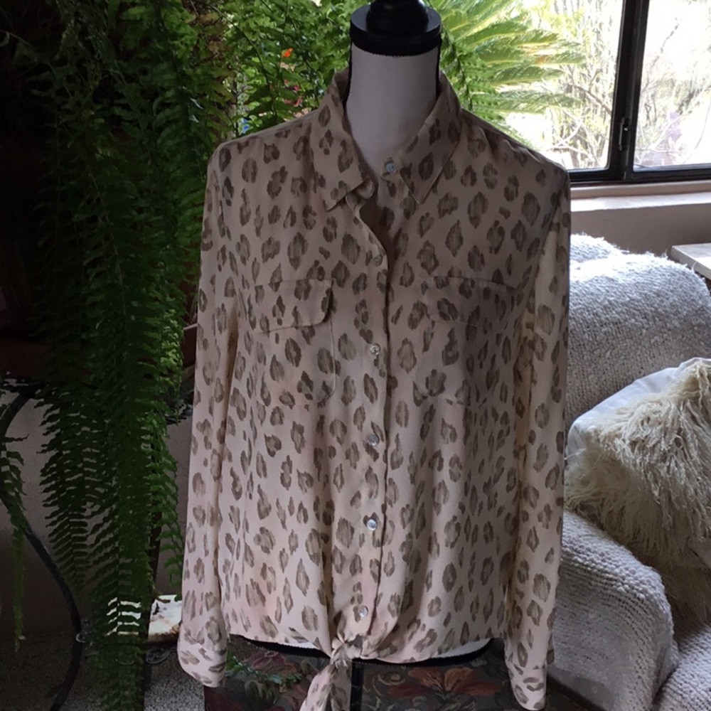 EUC Chico’s Long Sleeve Tie Front Top